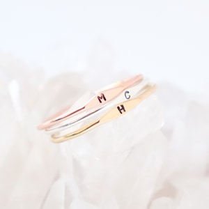 Anillo inicial personalizado. Anillo personalizado. Anillo con letra. Relleno de PLATA, ORO u oro ROSA. Anillo minimalista. Anillo para madre. Banda de 1 mm.