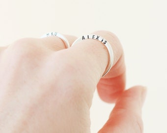 gepersonaliseerde naamring. initiële ring. geheime boodschap ring. Sterling zilveren halve maan. stapelbare naamring. moeders ring. cadeau voor haar.