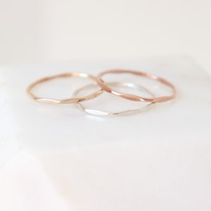 anello impilabile in oro, rosa o argento. UN anello impilabile martellato. anello impilabile in oro laminato o argento sterling. anello minimalista. anello grazioso.