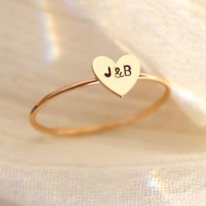 Anillo inicial de corazón de oro macizo. Anillo con letra personalizada. Anillo apilable para San Valentín. Anillo para parejas o mejores amigos. Regalo para novia.