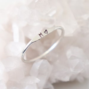 Anillo inicial personalizado. Anillo apilable. Anillo con letras. Relleno de PLATA, ORO u oro ROSA. Plata de ley. Anillo minimalista. Banda de 1,3 mm.