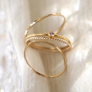 Zestaw CZTERECH złotych pierścionków z diamentami. Pierścionki do łączenia w stosy. Biżuteria w stylu boho. Cienkie pierścionki do łączenia w stosy. Kamień szlachetny: cyrkonie. Młotkowane, teksturowane obrączki.