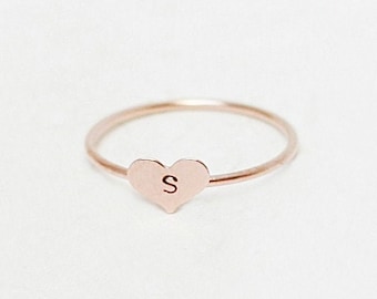 Bague coeur pour la Saint-Valentin. Bague personnalisée en or ROSE. sonnerie initiale. bague coeur. lettre estampée à la main. Bijoux de initiale personnalisés. cadeau pour elle