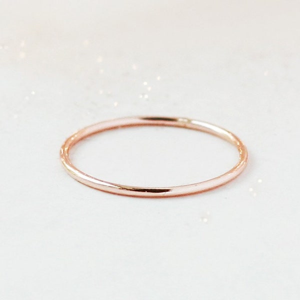 Anello impilabile ROSE. LISCIO Pronto per la spedizione Fascia in oro rosa 14 carati. UN sottile anello impilabile in oro rosa. fede nuziale per lei. regalo. 1mm