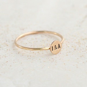 Anillo inicial personalizado. Anillo apilable con letras pequeñas en ORO SÓLIDO DE 14 K. Regalo personalizado para ella. Regalo para mejores amigas, hermanas, novias y mamás.