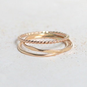 GOLD Stapelringe. Set aus DREI Boho Gold filled schlanken Stapelringen. gehämmert. minimalistische Ringe. 14k goldgefüllt. Knöchelring. Midi-Ring. Bild 1