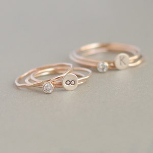 SOLID 14k Gold Birthstone & Initial Stacking Ring SET von drei stapelbaren Ringen. Personalisierter Buchstabenring. Kundenspezifische CZ Edelstein Stapel für Sie