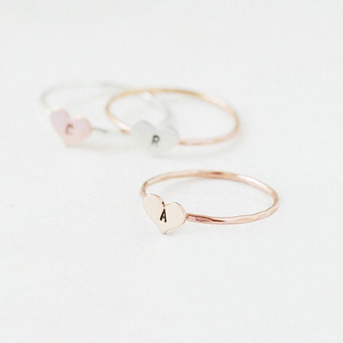bague coeur personnalisée. bague initiale. bague des meilleurs amis. Bijoux de initiale personnalisés en argent, en or et en rose. cadeau pour elle. bague minimaliste. lettre