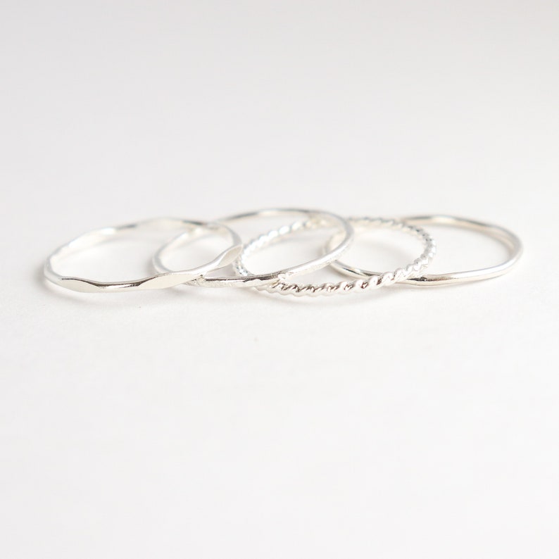 Anneaux à empiler en ARGENT. ENSEMBLE de quatre bagues en argent sterling. bagues modernes minimalistes. bague pile maigre. martelé. anneau d'articulation. bague midi. image 3