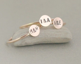 bague initiale en or personnalisée en remplissage d’or 14 carats. Cadeau de bague empilable pour les meilleures amies, sœurs ou maman. cadeau d'anniversaire pour elle. bague petite lettre