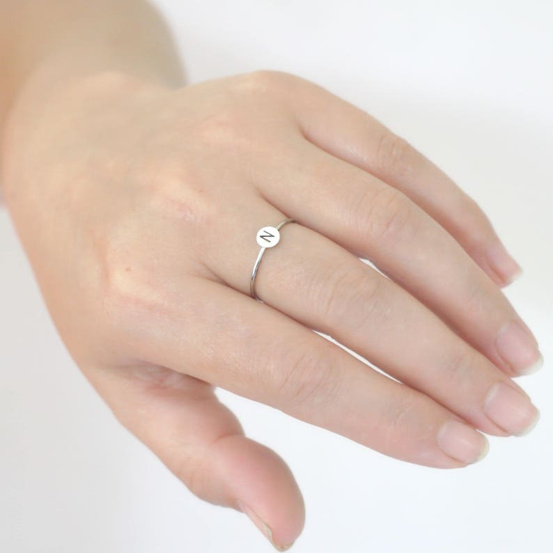 initiële ring. Gepersonaliseerde initiële ring van 14k palladium witgoud. nikkelvrije stapelring. EEN hand gestempelde letterring. aangepaste brief. afbeelding 2