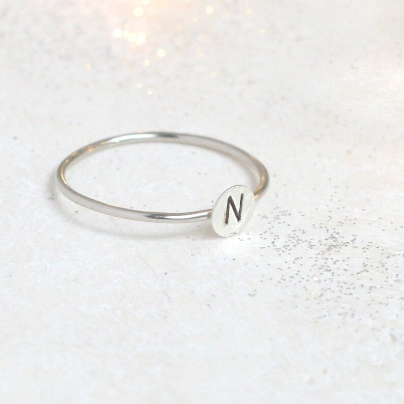 initiële ring. Gepersonaliseerde initiële ring van 14k palladium witgoud. nikkelvrije stapelring. EEN hand gestempelde letterring. aangepaste brief. afbeelding 4