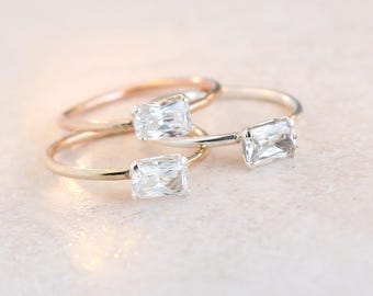 bague en diamant. Bague superposable en cz avec pierre de naissance d'avril. Une bague avec pierres précieuses empilables. argent sterling, remplissage d'or jaune ou remplissage d'or rose.