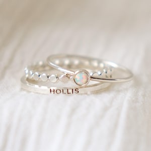 personalisierter Geburtssteinring SET von drei. Stapelbarer Namensring mit Initial. sterling silber mütter stapelring. Abschluss Schmuck für Sie.