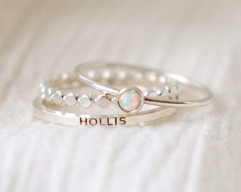 gepersonaliseerde geboortesteenring SET van drie. stapelbare naamring. Stapelband sterlingzilver. afstudeersieraden voor haar.