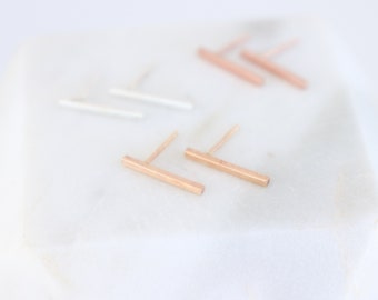 zierliche Bar Ohrringe. littles Kollektion. minimalistische Ohrstecker. winziges 14k massives Gold // Gelb, Rosegold filled oder Sterling Silber. Mädchen