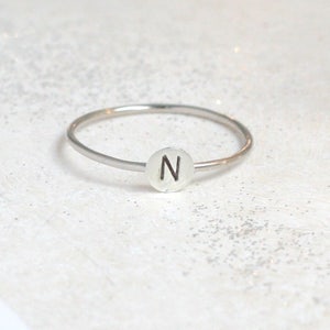 initiële ring. Gepersonaliseerde initiële ring van 14k palladium witgoud. nikkelvrije stapelring. EEN hand gestempelde letterring. aangepaste brief. afbeelding 5