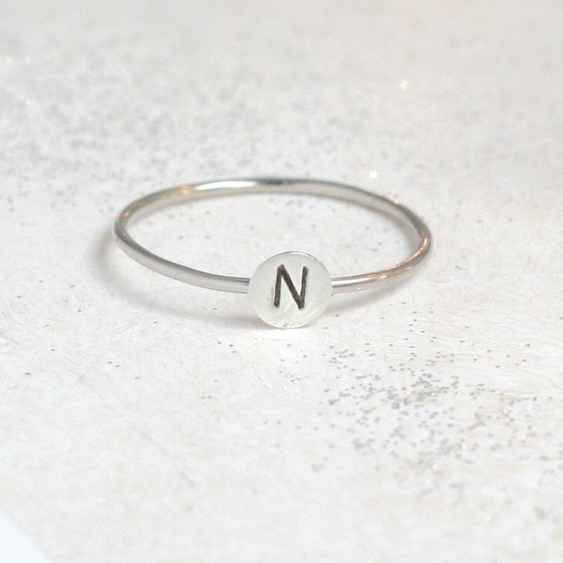 initiële ring. Gepersonaliseerde initiële ring van 14k palladium witgoud. nikkelvrije stapelring. EEN hand gestempelde letterring. aangepaste brief. afbeelding 5