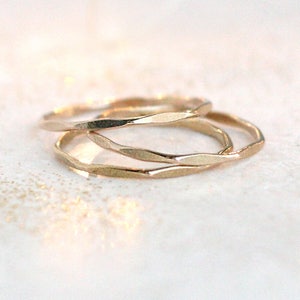 anneaux d&#39;empilage. TROIS bagues superposables en gold filled, or rose ou argent sterling. bagues minimalistes. anneau texturé martelé. bague d&#39;empilage