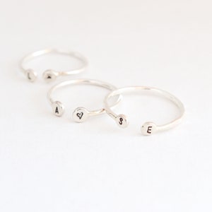 Anillo con inicial personalizado. Anillo apilable con letra en plata de ley. Anillo para madres. Regalo para la mejor amiga, joyas para damas de honor. Anillo para el día de San Valentín