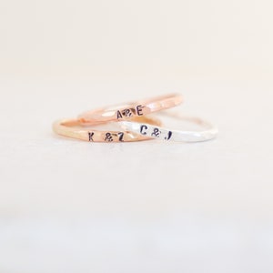 Anillo personalizado. Anillo inicial apilable. Relleno de PLATA, ORO u oro ROSA. Plata esterlina. Anillo de pareja. Mejores amigos. Graduación.