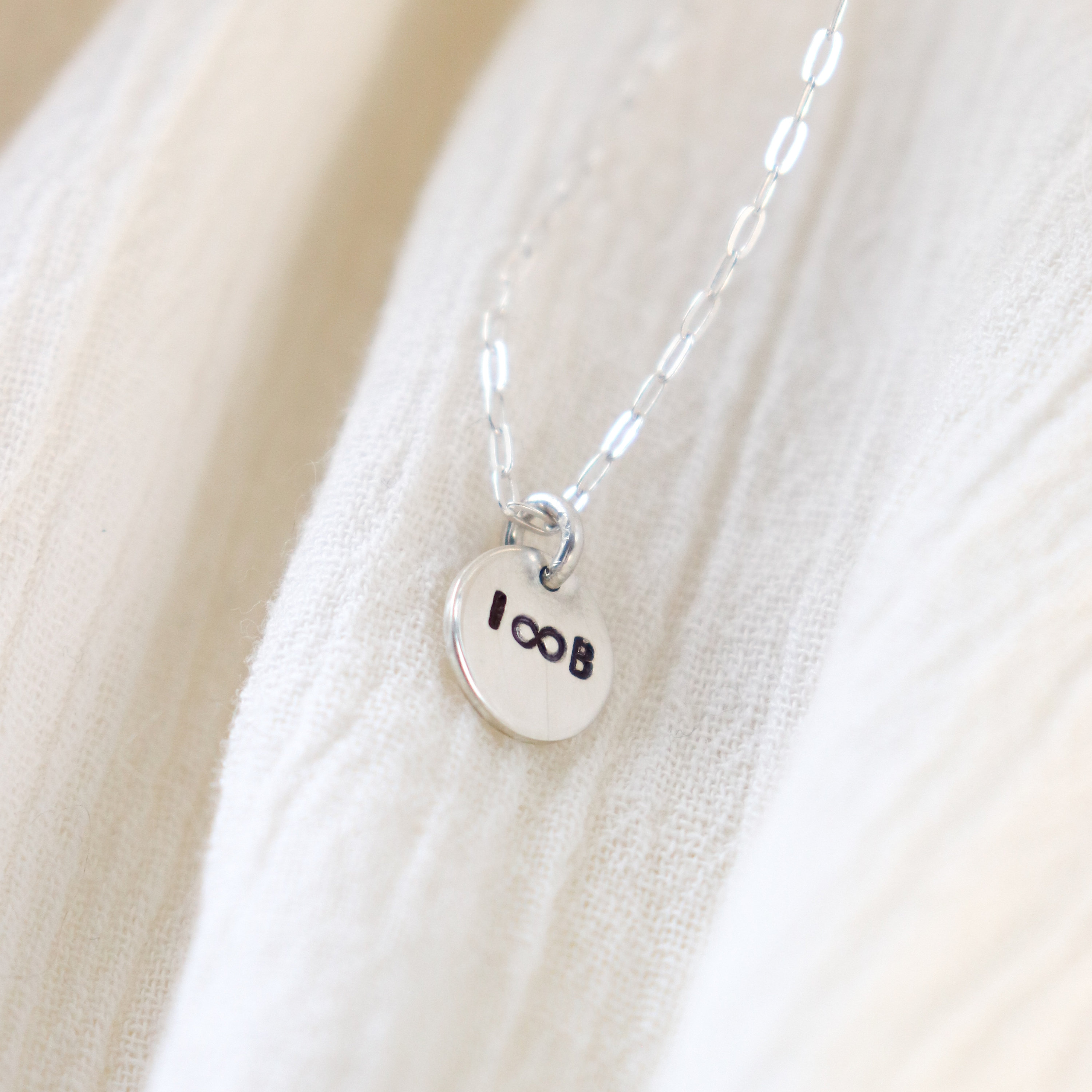 RIVIKO Collar Con Inicial De Corazón Infinito Para Mujer, Plata De Ley