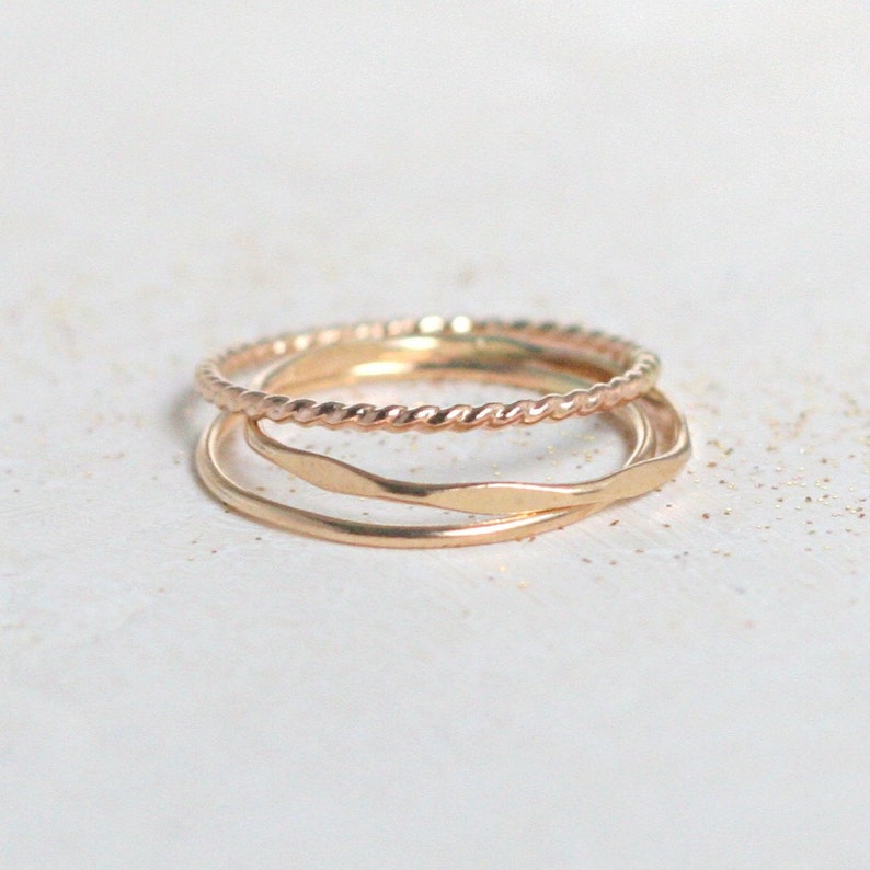 GOLD Stapelringe. Set aus DREI Boho Gold filled schlanken Stapelringen. gehämmert. minimalistische Ringe. 14k goldgefüllt. Knöchelring. Midi-Ring. Bild 1