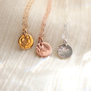 Collar de flor de nacimiento. Flor personalizada del mes de nacimiento. Collar para madre. Collar de plata, oro y ramo de rosas. Regalo para dama de honor.