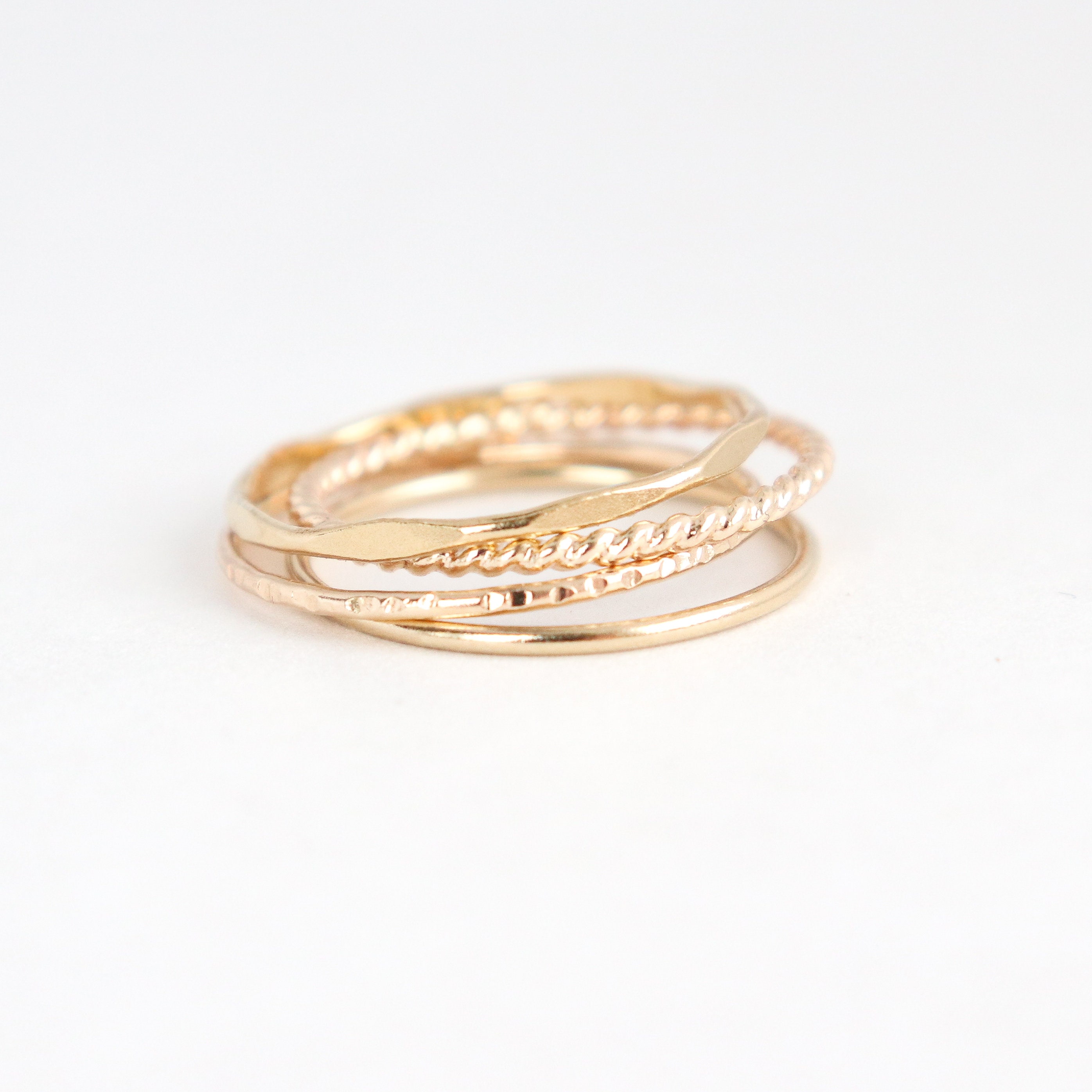 Set Di 4 Anelli Impilabili In Oro Per Donna | Impermeabili | In Acciaio Placcato 14K | Design Rotante Antistress | Regalo Ideale
