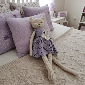 Patrón de muñeca de gato a crochet con vestido y flores (PDF)