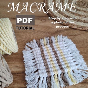 Może przedstawiać: Samouczek PDF do wykonania podkładki pod kubek z makramą. Podkładka wykonana jest z białego, brązowego i żółtego sznurka i ma frędzlową krawędź. Samouczek zawiera instrukcje krok po kroku z fotografiami.