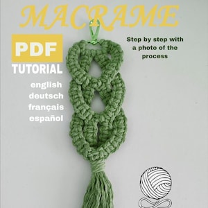 Könnte beinhalten: Grüner Makramee-Schlüsselanhänger mit Quaste. Der Schlüsselanhänger ist mit einer Knotentechnik hergestellt und hat oben einen Metallring. Das Bild enthält den Text "MACRAME PDF TUTORIAL" und "Step by step with a photo of the process".