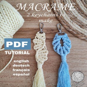 Pode incluir: Dois padrões de chaveiro de macramé, um em creme e outro em azul, com borlas. A imagem inclui o texto "MACRAME 2 keychains to make PDF TUTORIAL english deutsch français español".