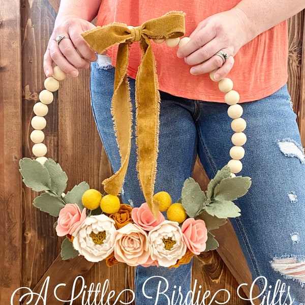 Corona de cuentas de madera / Flores de fieltro / Estilo de granja / Estilo boho / Corona de la puerta principal / Cinta de terciopelo / Decoración de flores de fieltro
