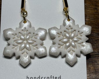 Pendientes anchos de arcilla polimérica con copos de nieve y brillo blanco - Blanco y dorado