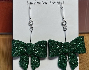 Pendientes de arcilla polimérica con lazos navideños verdes brillantes y gancho plateado. ¡Listos para enviar! - Verde