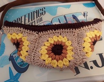 Crocheted crossbody bag, fully lined, with zipper closure and adjustable strap or crocheted fixed strap
