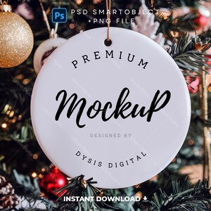 以下が含まれることがあります： クリスマスツリーにぶら下がっている、白い丸いオーナメントに「PREMIUM MOCKUP DESIGNED BY DYSIS DIGITAL」という文字が書かれている