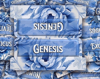 以下が含まれることがあります： 青と白の花柄のアップで、「GENESIS」という言葉が2つの青いタイルに繰り返されています。タイルは、「出エジプト記」、「レビ記」、「民数記」など、聖書の書のタイルで囲まれています。