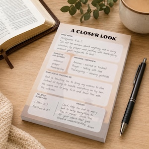 K&ouml;nnte beinhalten: Ein Notizblock mit dem Text "A Closer Look" und Bibelversen, mit einem schwarzen Stift, einem offenen Buch und einer Tasse Kaffee auf einer Holzoberfl&auml;che. Der Notizblock enth&auml;lt den Text "Seid um nichts besorgt, sondern in allem lasst durch Gebet und Flehen mit Danksagung eure Anliegen vor Gott kundwerden."