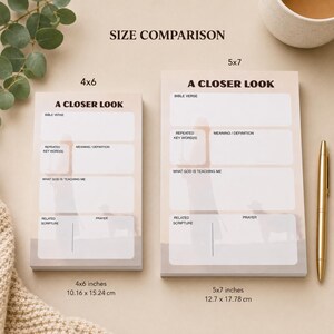 K&ouml;nnte beinhalten: Zwei Notizbl&ouml;cke mit dem Text "A Closer Look" werden gezeigt, einer 10,16 x 15,24 cm und der andere 12,7 x 17,78 cm gro&szlig;. Jeder Notizblock hat Abschnitte f&uuml;r Bibelverse, Schl&uuml;sselw&ouml;rter, Bedeutung und Gebet. Ein goldener Stift ist ebenfalls zu sehen.