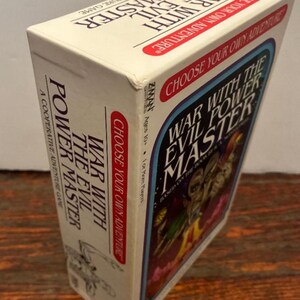 Wählen Sie Ihr eigenes Abenteuer Krieg mit dem Evil Power Master-Spiel 2019 neu versiegelt aus 1984 R. A. Montgomery Buch Vintage 80er Jahre Fantasy Sci-Fi Bild 4