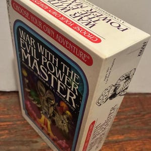 K&ouml;nnte beinhalten: Eine wei&szlig;e Keramik-Tasse mit schwarzem Henkel und dem Text "But First, Coffee" in schwarzer, handschriftlicher Schrift. Die Tasse steht auf einer wei&szlig;en Oberfl&auml;che.