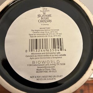Puede incluir: Taza de cer&aacute;mica negra con texto de The Nightmare Before Christmas de Tim Burton. La taza es de 473 ml (16 oz) y es apta para microondas y lavavajillas. Tiene un c&oacute;digo de barras y el texto "NOT A TOY".