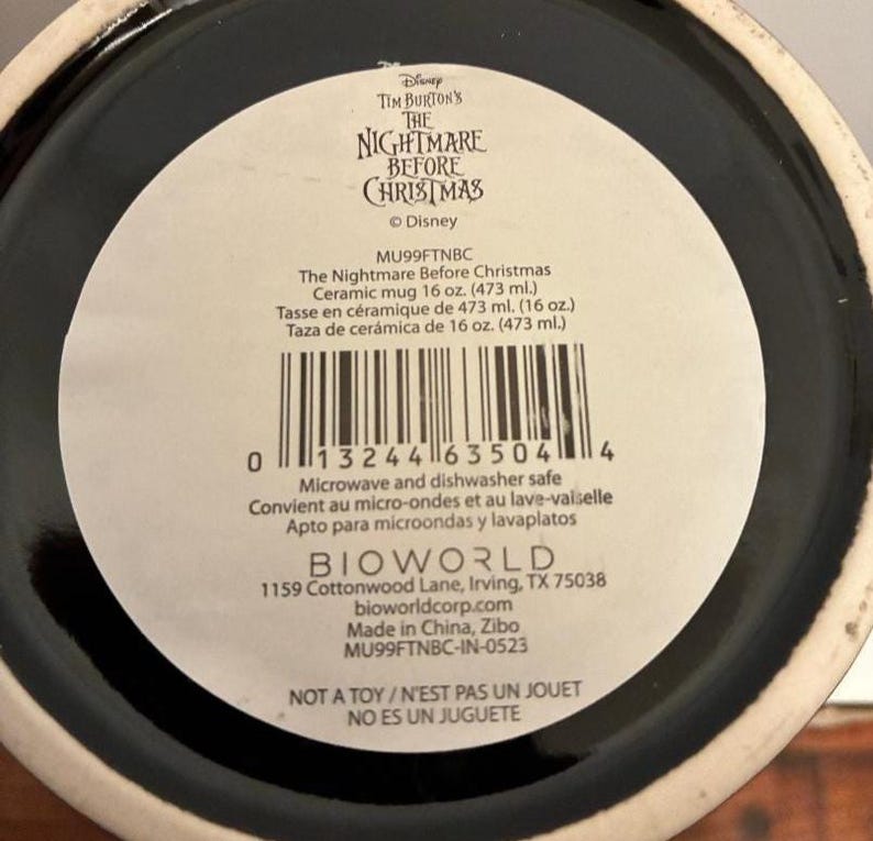 Puede incluir: Taza de cer&aacute;mica negra con texto de The Nightmare Before Christmas de Tim Burton. La taza es de 473 ml (16 oz) y es apta para microondas y lavavajillas. Tiene un c&oacute;digo de barras y el texto "NOT A TOY".