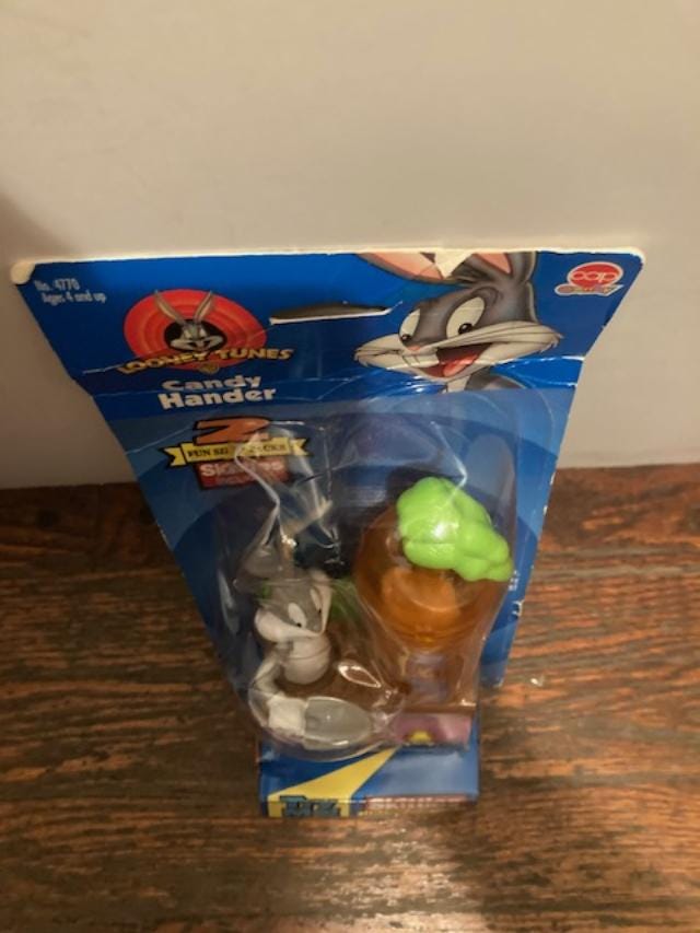 Looney Tunes Bugs Bunny 1998 MOC Candy Hander Skittles Battery