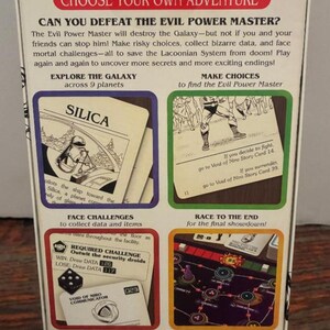 K&ouml;nnte beinhalten: Brettspielbox mit dem Titel "CHOOSE YOUR OWN ADVENTURE". Die Box zeigt Text und Illustrationen, darunter Karten mit der Aufschrift "SILICA" und "VOID OF NIRO COMMUNICATOR". Das Spiel verspricht Erkundung, Herausforderungen und verschiedene Enden.