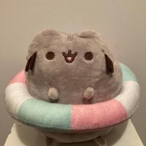 Pusheen w/Floatie 6.5" Fiesta 2024 Summertime Plush Cartoon Cat Claire Belton & Andrew Duff Comic Character Kawaii Internet Sensation Tabby