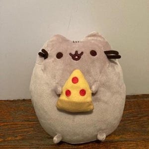 Pusheen w/Pizza 9" Gund 2017 Snackables Plush w/Tag Cartoon Cat Claire Belton & Andrew Duff Comic Character Kawaii Internet Sensation Tabby