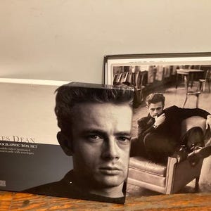 ジェームズ・ディーン写真ボックスセット 8枚ラミネート加工 8 x 10 両面ハリウッドアイコン写真ポストカード 封筒付き 輸入画像 2004年 高品質